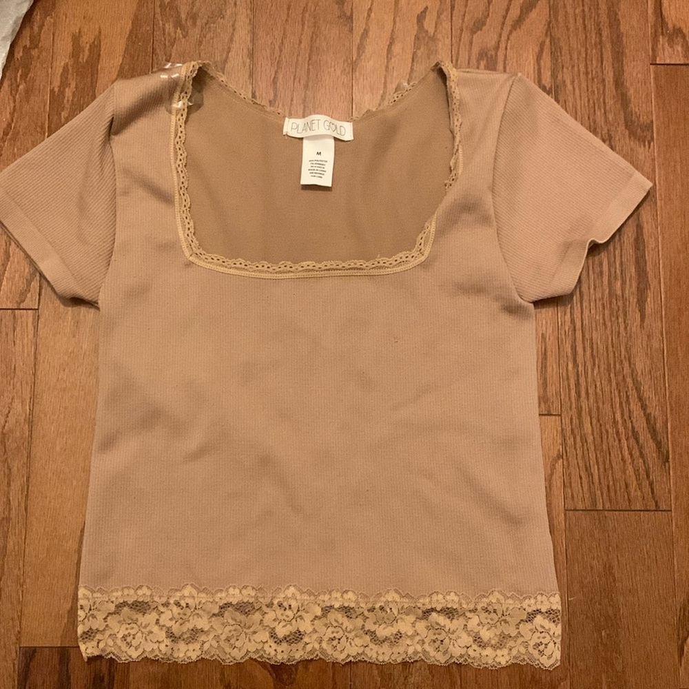 selling a tan shirt from the brand Planet Gold in size M